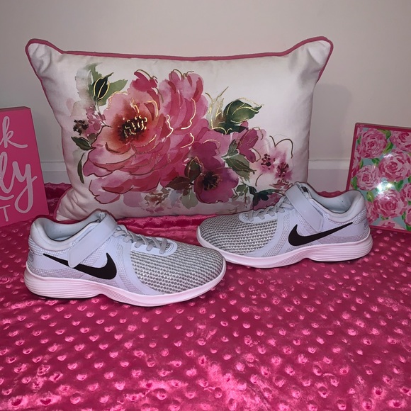nike revolution 4 flyease women's running shoe